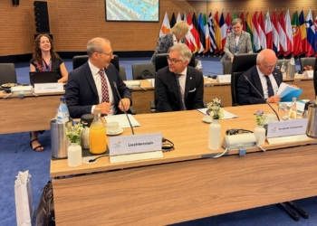 Markus Biedermann, Leiter Ausländer- und Passamt im Gespräch mit Magnus Brunner, EU Kommissar Inneres und Migration. Foto: IKR