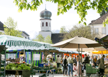 Zahlreiche Besucherinnen und Besucher nutzen den Rankweiler Wochenmarkt zum Einkaufen und Verweilen. © Dietmar Mathis