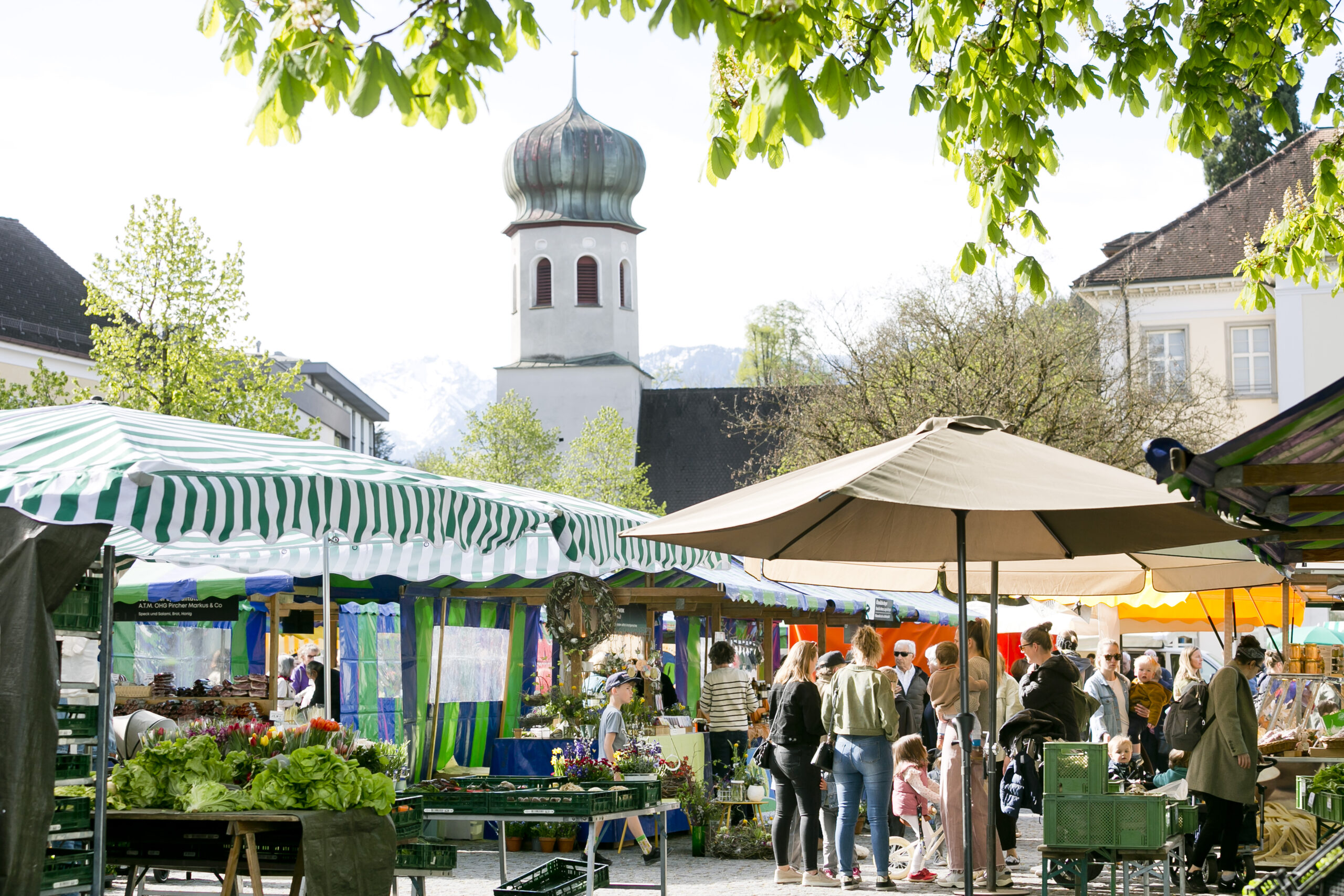 Zahlreiche Besucherinnen und Besucher nutzen den Rankweiler Wochenmarkt zum Einkaufen und Verweilen. © Dietmar Mathis
