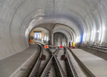 Für den Pfaffensteigtunnel ist der Anschlussstutzen (rechts) im Flughafen-Fernbahnhof bereits gebaut, auch die Weichenverbindung und die ersten Meter Gleis liegen schon. Bildquelle: DB PSU