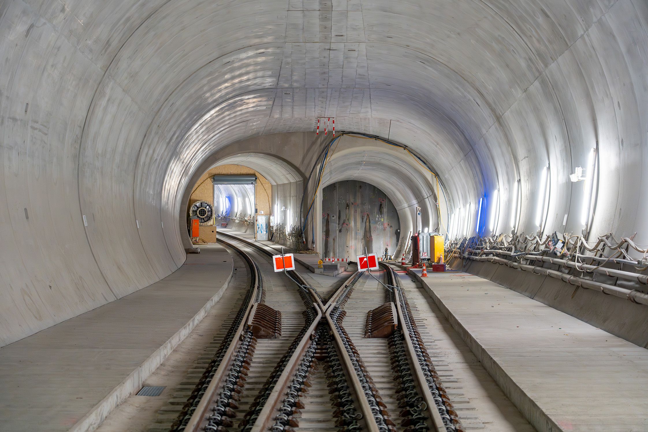 Für den Pfaffensteigtunnel ist der Anschlussstutzen (rechts) im Flughafen-Fernbahnhof bereits gebaut, auch die Weichenverbindung und die ersten Meter Gleis liegen schon. Bildquelle: DB PSU