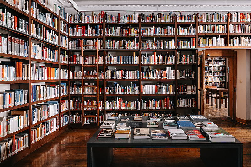 Depotarbeiten in der Stadtbibliothek. Foto: Verena Knöpfle