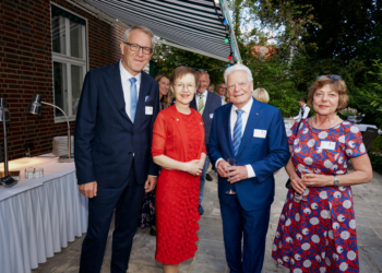Regierungsrat Daniel Oehry, Regierungschefin Brigitte Haas, Bundespräsident a.D. Joachim Gauck und seine Partnerin Daniela Schadt. (Quelle: Janine Escher)