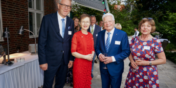 Regierungsrat Daniel Oehry, Regierungschefin Brigitte Haas, Bundespräsident a.D. Joachim Gauck und seine Partnerin Daniela Schadt. (Quelle: Janine Escher)