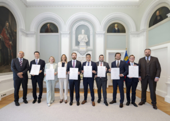 Hilmar Hoch, Vorsitzender der Prüfungskommission, Lucas Ospelt, Celina Dobler, Nora Zenhäusern, Matthias Wetzel, Furkan Öztürk, Lukas Pachschwöll, Tobias Adlberger, Fabian Wallentin, Justizminister Emanuel Schädler. Foto: IKR/Tatjana Schnalzger
