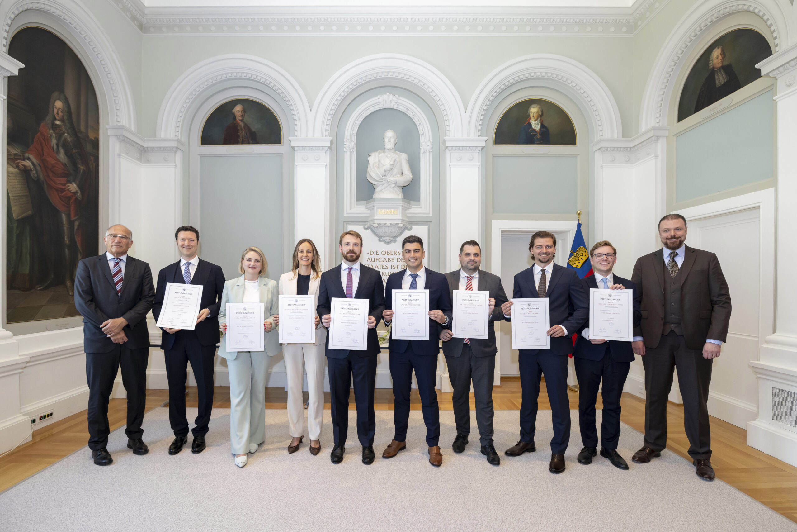Hilmar Hoch, Vorsitzender der Prüfungskommission, Lucas Ospelt, Celina Dobler, Nora Zenhäusern, Matthias Wetzel, Furkan Öztürk, Lukas Pachschwöll, Tobias Adlberger, Fabian Wallentin, Justizminister Emanuel Schädler. Foto: IKR/Tatjana Schnalzger