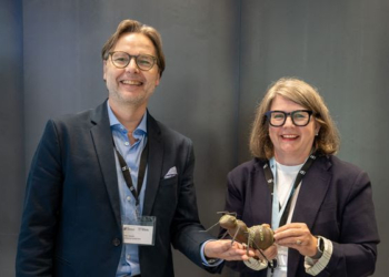 Peter Stepanek und Beate Pawle, Obleute vom Bündnis Nachhaltige Hochschulen, blicken auf eine gelungene Veranstaltung.
Bildrechte: © Bündnis Nachhaltige Hochschule