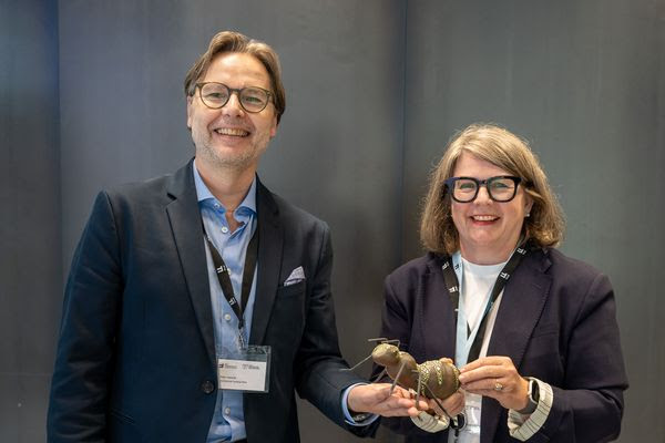 Peter Stepanek und Beate Pawle, Obleute vom Bündnis Nachhaltige Hochschulen, blicken auf eine gelungene Veranstaltung.
Bildrechte: © Bündnis Nachhaltige Hochschule
