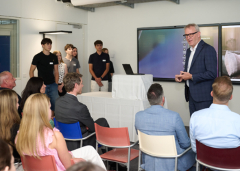 Bildungsminister Daniel Oehry besuchte die Schülerinnen und Schüler, die ihre Wirtschaftswoche bei der INFICON AG absolvieren durften. Bilder: IKR/Michael Zanghellini