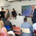 Bildungsminister Daniel Oehry besuchte die Schülerinnen und Schüler, die ihre Wirtschaftswoche bei der INFICON AG absolvieren durften. Bilder: IKR/Michael Zanghellini
