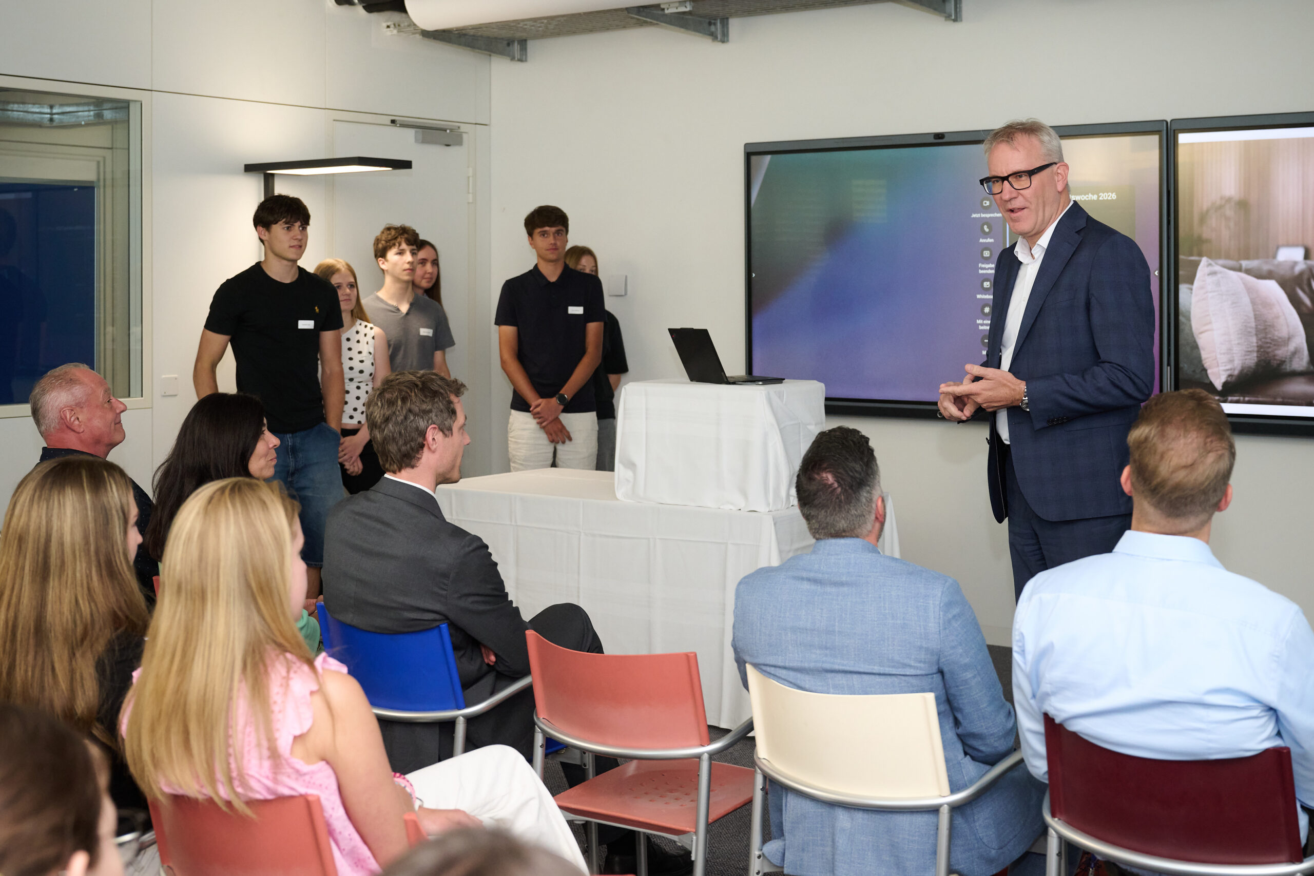 Bildungsminister Daniel Oehry besuchte die Schülerinnen und Schüler, die ihre Wirtschaftswoche bei der INFICON AG absolvieren durften. Bilder: IKR/Michael Zanghellini