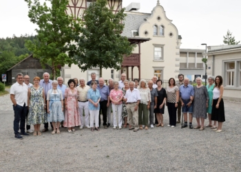 Die Jubelpaare mit Bgm. Katharina Wöß-Krall, Vize-Bgm. Johannes Herburger sowie Andreas Prenn, Wolfgang Müller, Cornelia Engler und Simone Sturn als Vertreter:innen des Gemeindevorstands. © Marktgemeinde Rankweil/Bernd Oswald