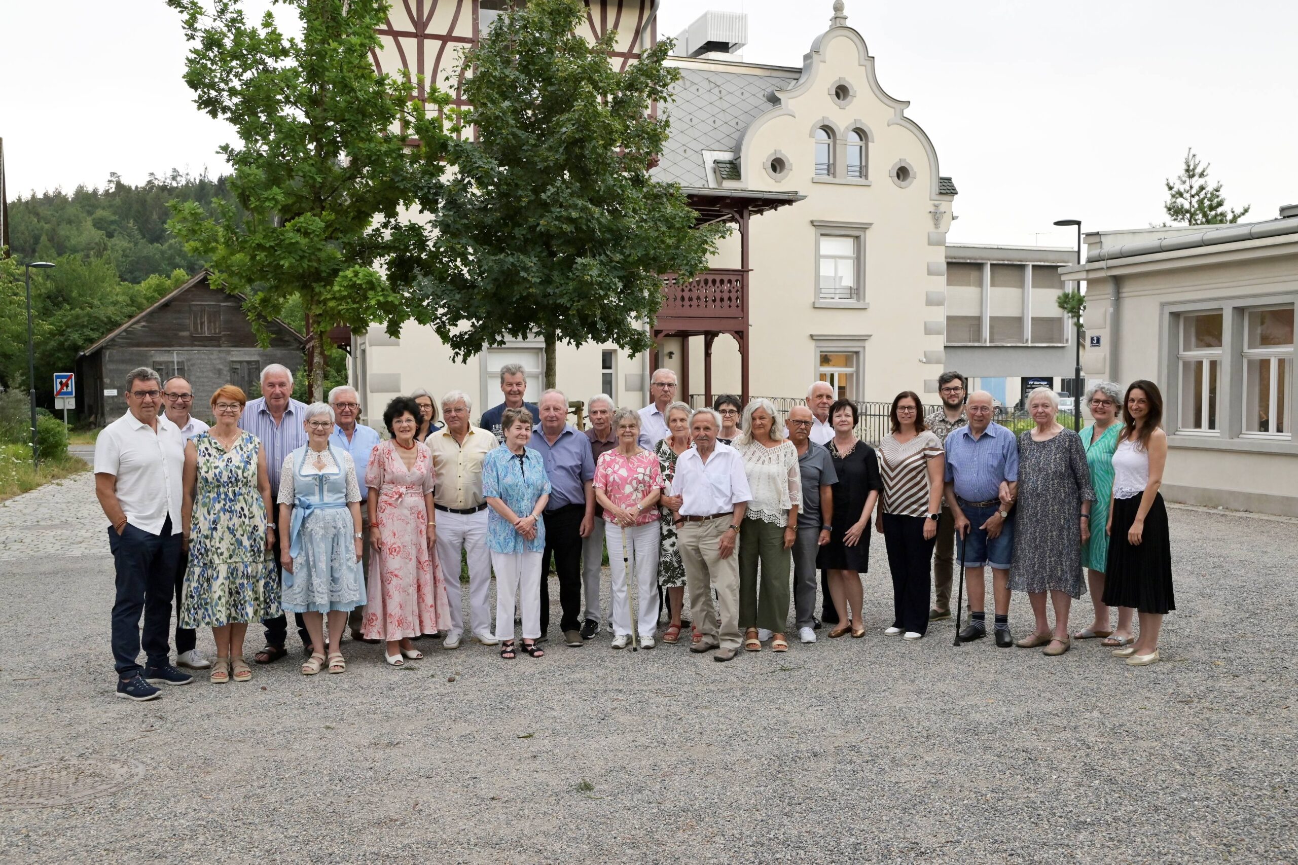 Die Jubelpaare mit Bgm. Katharina Wöß-Krall, Vize-Bgm. Johannes Herburger sowie Andreas Prenn, Wolfgang Müller, Cornelia Engler und Simone Sturn als Vertreter:innen des Gemeindevorstands. © Marktgemeinde Rankweil/Bernd Oswald