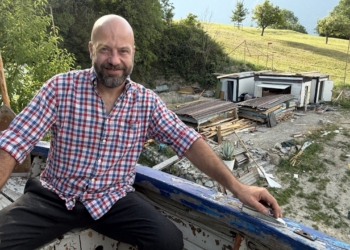 Carl Batliner auf dem Aussichtsboot mit Blick auf die Überreste seines