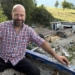 Carl Batliner auf dem Aussichtsboot mit Blick auf die Überreste seines