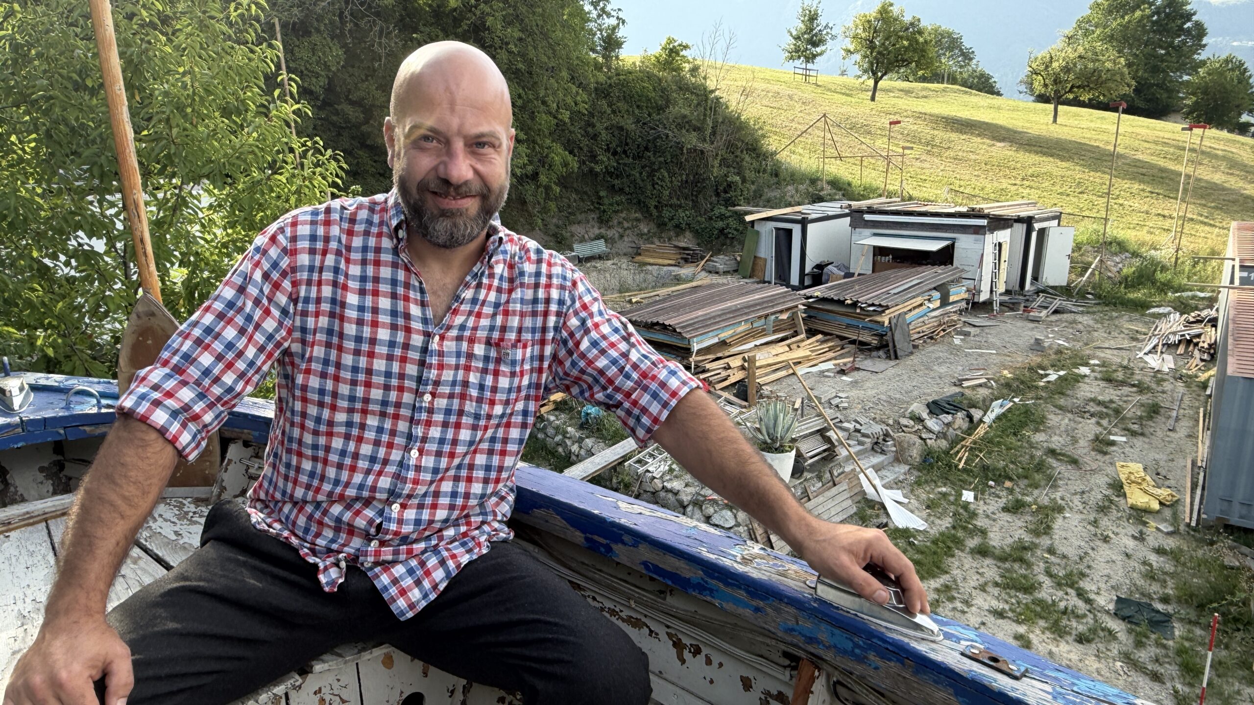 Carl Batliner auf dem Aussichtsboot mit Blick auf die Überreste seines