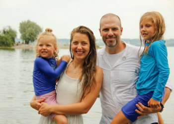 Patrick Fitzgerald nach seiner Taufe im Alten Rhein mit seiner Frau und den beiden Töchtern. Foto: Privat