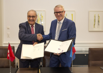 Bundespräsident Guy Parmelin und Regierungsrat Daniel Oehry mit dem unterzeichneten Abkommen. Bild: IKR/Andreas von Gunten