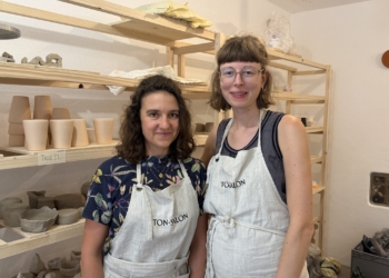 Die studierte Architektin Franziska Möhrle und die Grafikdesignerin Verena Thaller betreiben das Tonatelier am Goaßzipfel in Feldkirch. Fotos: Bandi Koeck/Gsi.News