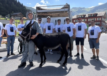 Ein echter Esel und einer der heiratet: Elias Marxer und seine Poltertruppe. Foto: Bandi Koeck