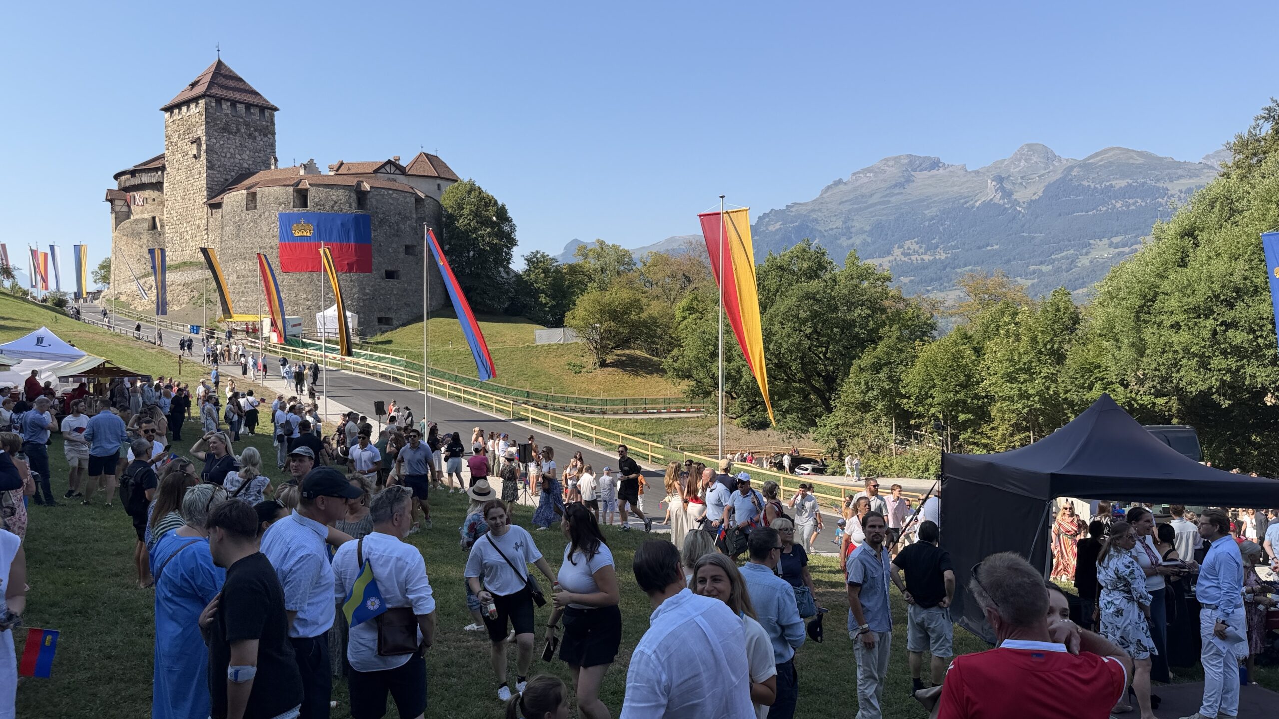 Staatsfeiertag mit Staatsakt auf der Schlosswiese beim Schloss Vaduz. Fotos: Bandi Koeck/Gsi.News