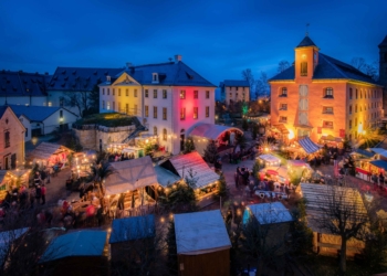 Vor der Kulisse des historischen Festungsensembles zelebriert der Weihnachtsmarkt der Festung Königstein mit handgezimmerten Ständen, handgemalten Schildern und handgemachter Musik das Weihnachtsgefühl vergangener Tage. Foto: Festung Königstein gGmbH/Sebastian Rose