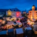 Vor der Kulisse des historischen Festungsensembles zelebriert der Weihnachtsmarkt der Festung Königstein mit handgezimmerten Ständen, handgemalten Schildern und handgemachter Musik das Weihnachtsgefühl vergangener Tage. Foto: Festung Königstein gGmbH/Sebastian Rose