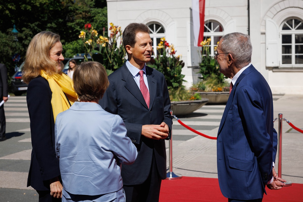 I.K.H. Erbprinzessin Sophie von und zu Liechtenstein, S.D. Erbprinz Alois von und zu Liechtenstein, Alexander van der Bellen, Bundespräsident der Republik Österreich und Doris Schmidauer, Gattin des Bundespräsidenten. /Foto: Präsidentschaftskanzlei/Peter Lechner