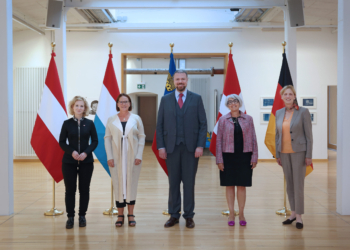 v.l.n.r. Frau Eva-Maria Holzleitner, Bundesministerin für Frauen, Wissenschaft und Forschung; Frau Yuriko Backes, Ministerin für Gleichstellung und Diversität; Emanuel Schädler, Minister für Gesellschaft und Justiz; Frau Elisabeth Baume-Schneider, Bundesrätin und Vorsteherin des Eidgenössischen Departements des Innern; Frau Karin Prien, Bundesministerin für Bildung, Familie, Senioren, Frauen und Jugend. Bild: IKR/Roland Korner