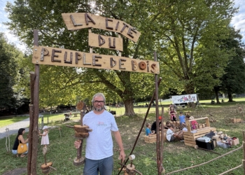 Der Franzose Laurent Foucaut bereichert das Reichenfeld mit seinen süßen Holzfiguren. Foto: Bandi Koeck