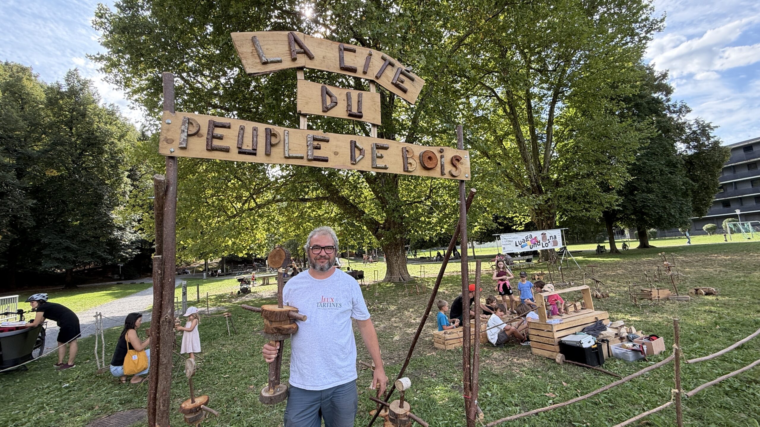Der Franzose Laurent Foucaut bereichert das Reichenfeld mit seinen süßen Holzfiguren. Foto: Bandi Koeck