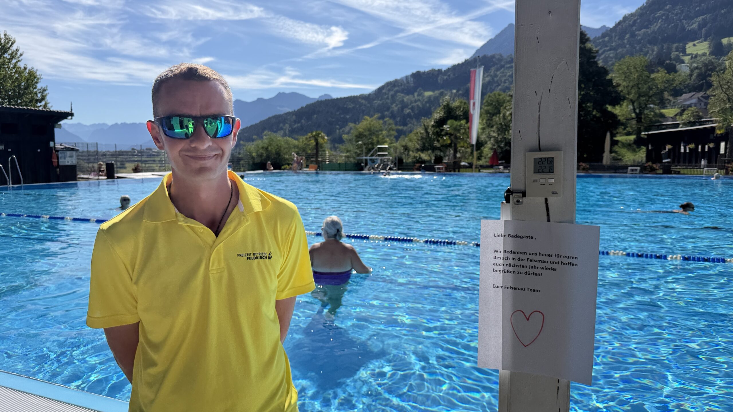 Bademeister Thomas Goldner am letzten Badetag in der Felse. Foto: Bandi Koeck