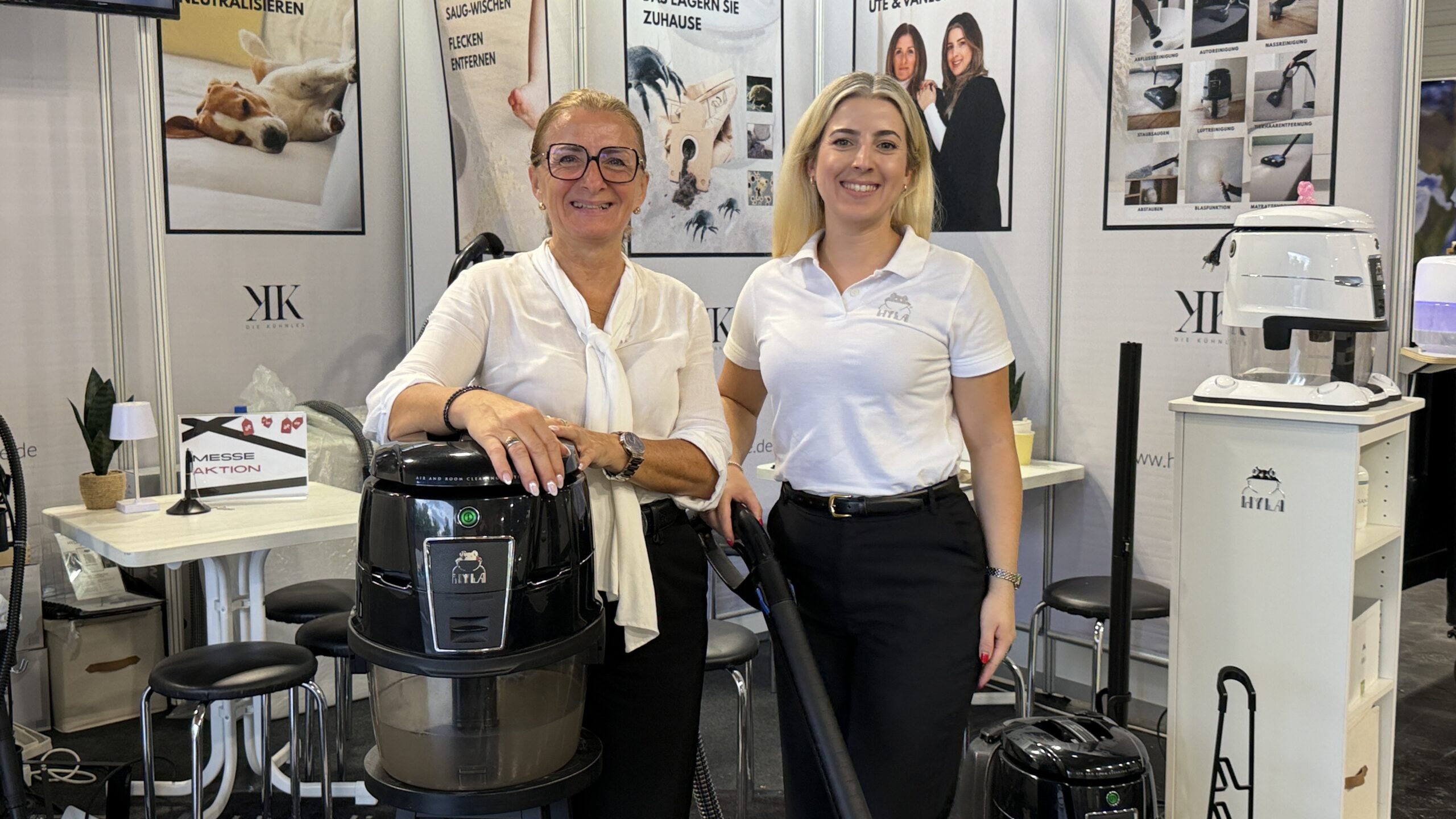Ute und Vanessa Kühnle an ihrem Stand bei der Dornbirner Messe. Foto: Bandi Koeck