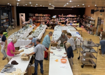 Dinge so weit das Auge reicht warten im Tisner Pfarrsaal. Fotos: Bandi Koeck