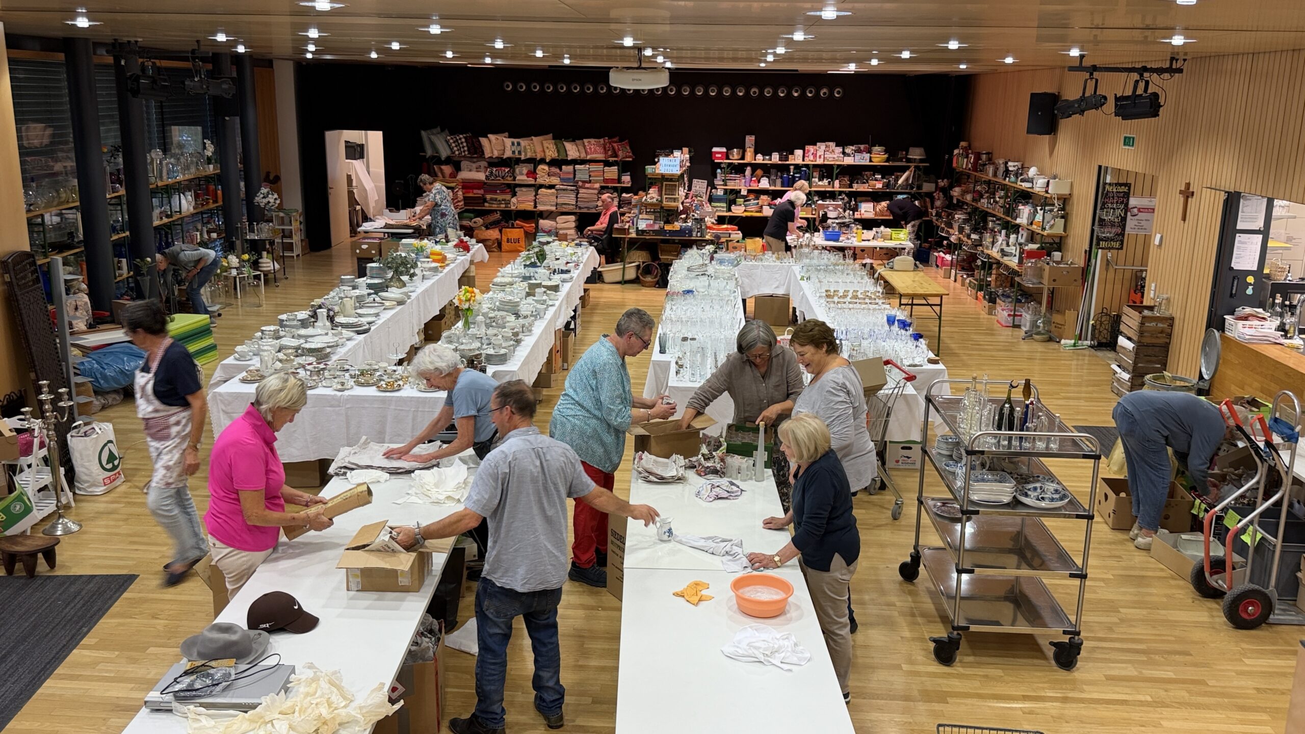 Dinge so weit das Auge reicht warten im Tisner Pfarrsaal. Fotos: Bandi Koeck