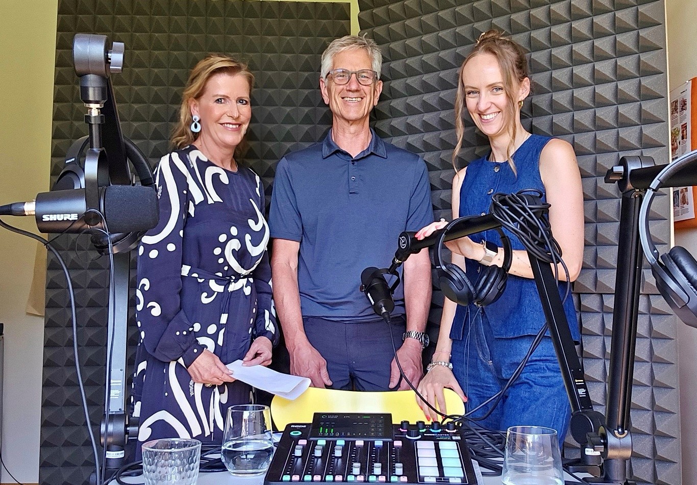 Die Podcasterinnen vom Vorarlberger Kinderdorf mit Harald Geiger. Foto: Kinderdorf