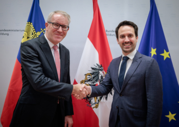Regierungsrat Daniel Oehry und Bundesminister Christoph Wiederkehr bei der Begrüssung. (Quelle: Alexander Zillbauer)
