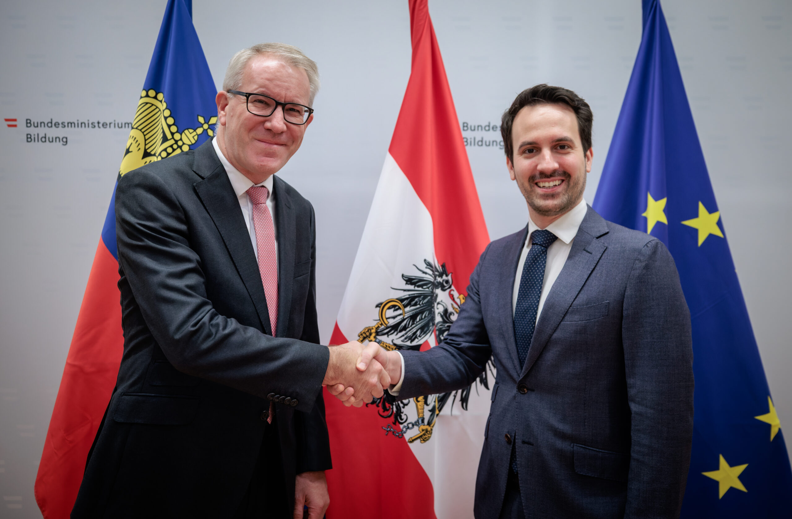 Regierungsrat Daniel Oehry und Bundesminister Christoph Wiederkehr bei der Begrüssung. (Quelle: Alexander Zillbauer)