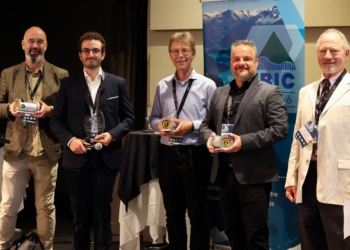 Verleihung Faraday Cup Award Von links nach rechts (oben): Ray Venness und Daniele Butti (CERN), Peter Forck (GSI), Carsten P Welsch und Kevin Jordan (Jefferson Lab).ung Faraday Cup Award. Fotografin: Alexandra Welsch/University of Liverpool