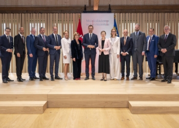Landesamtsdirektor Philipp Abbrederis, Landesrat Marco Tittler, Landesstatthalter Christoph Bitschi, Landesrat Markus Klien, Landesrat Christian Gantner, Landesrätin Martina Rüscher, Landesrätin Barbara Schöbi-Fink, Landeshauptmann Markus Wallner, Regierungschefin Brigitte Haas, Regierungschefin-Stellvertreterin Sabine Monauni, Regierungsrat Hubert Büchel, Regierungsrat Emanuel Schädler, Regierungssekretär Michael Hasler, Botschafter Simon Biedermann. Foto: IKR/Gianluca Urso