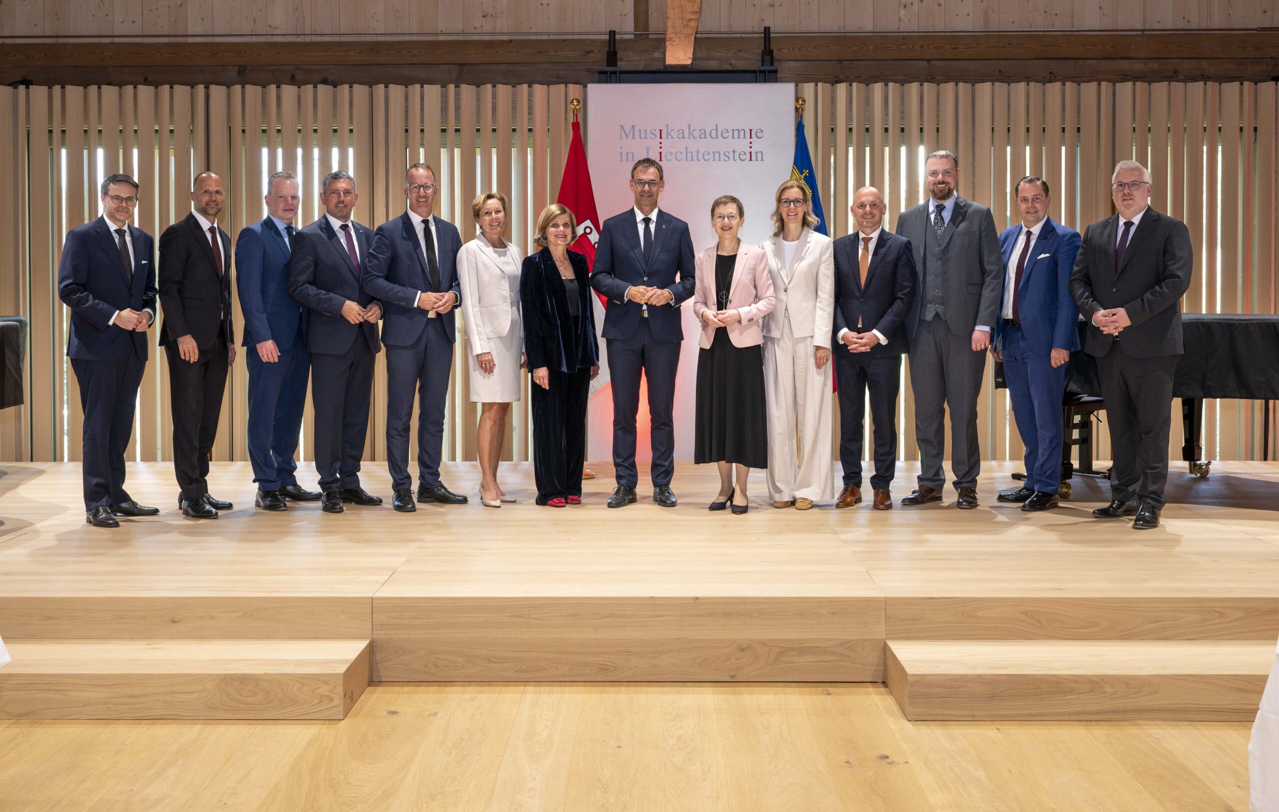 Landesamtsdirektor Philipp Abbrederis, Landesrat Marco Tittler, Landesstatthalter Christoph Bitschi, Landesrat Markus Klien, Landesrat Christian Gantner, Landesrätin Martina Rüscher, Landesrätin Barbara Schöbi-Fink, Landeshauptmann Markus Wallner, Regierungschefin Brigitte Haas, Regierungschefin-Stellvertreterin Sabine Monauni, Regierungsrat Hubert Büchel, Regierungsrat Emanuel Schädler, Regierungssekretär Michael Hasler, Botschafter Simon Biedermann. Foto: IKR/Gianluca Urso