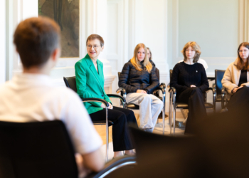 Regierungschefin Brigitte Haas im Gespräch mit den Schülerinnen und Schülern der zwei vierte Klassen der Realschule Triesen. Foto: IKR/Yannick Zurflüh