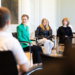 Regierungschefin Brigitte Haas im Gespräch mit den Schülerinnen und Schülern der zwei vierte Klassen der Realschule Triesen. Foto: IKR/Yannick Zurflüh