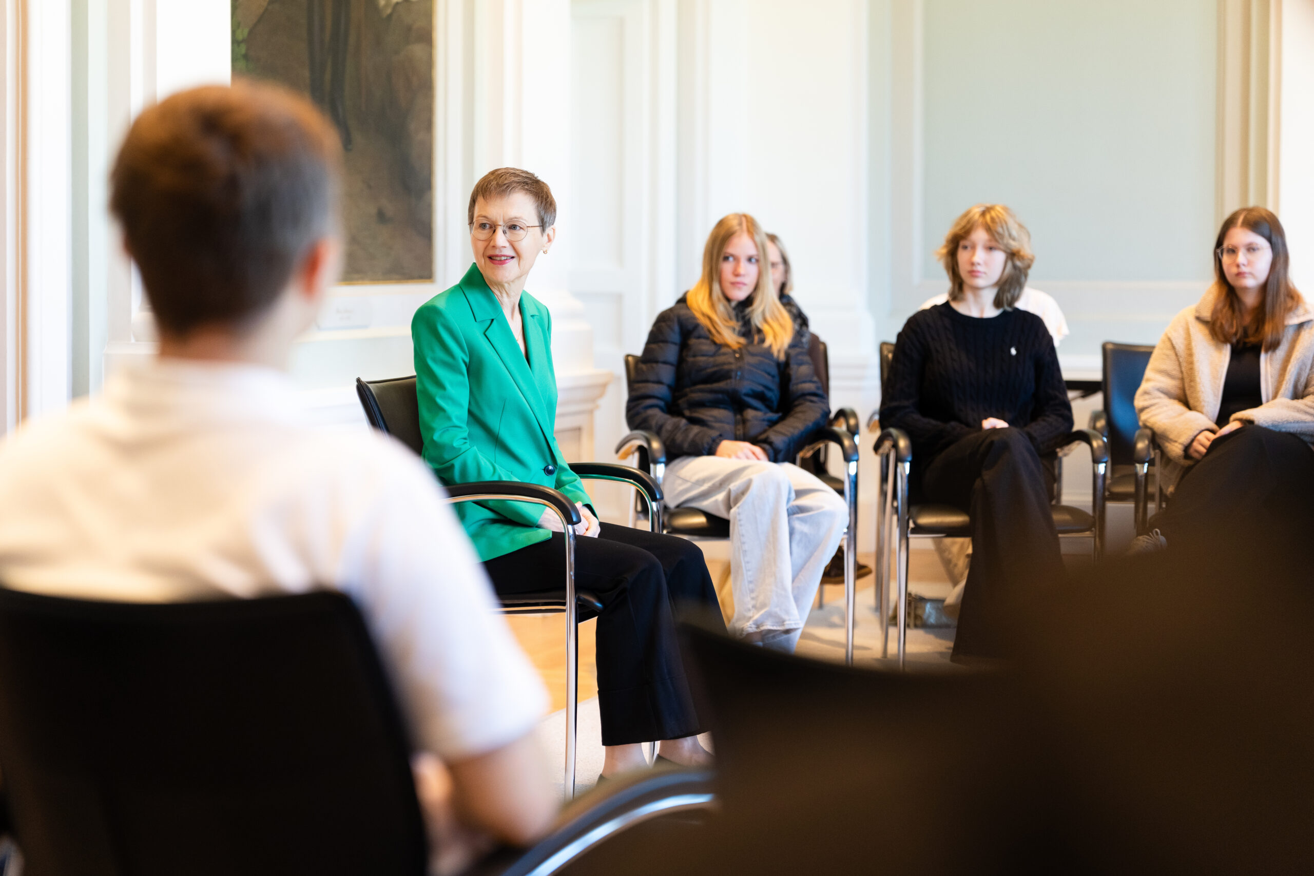 Regierungschefin Brigitte Haas im Gespräch mit den Schülerinnen und Schülern der zwei vierte Klassen der Realschule Triesen. Foto: IKR/Yannick Zurflüh