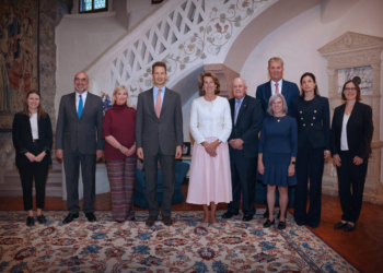 S.D. Erbprinz Alois von und zu Liechtenstein mit den Honorarkonsuln beim Empfang auf Schloss Vaduz. (Quelle: IKR/Roland Korner)
