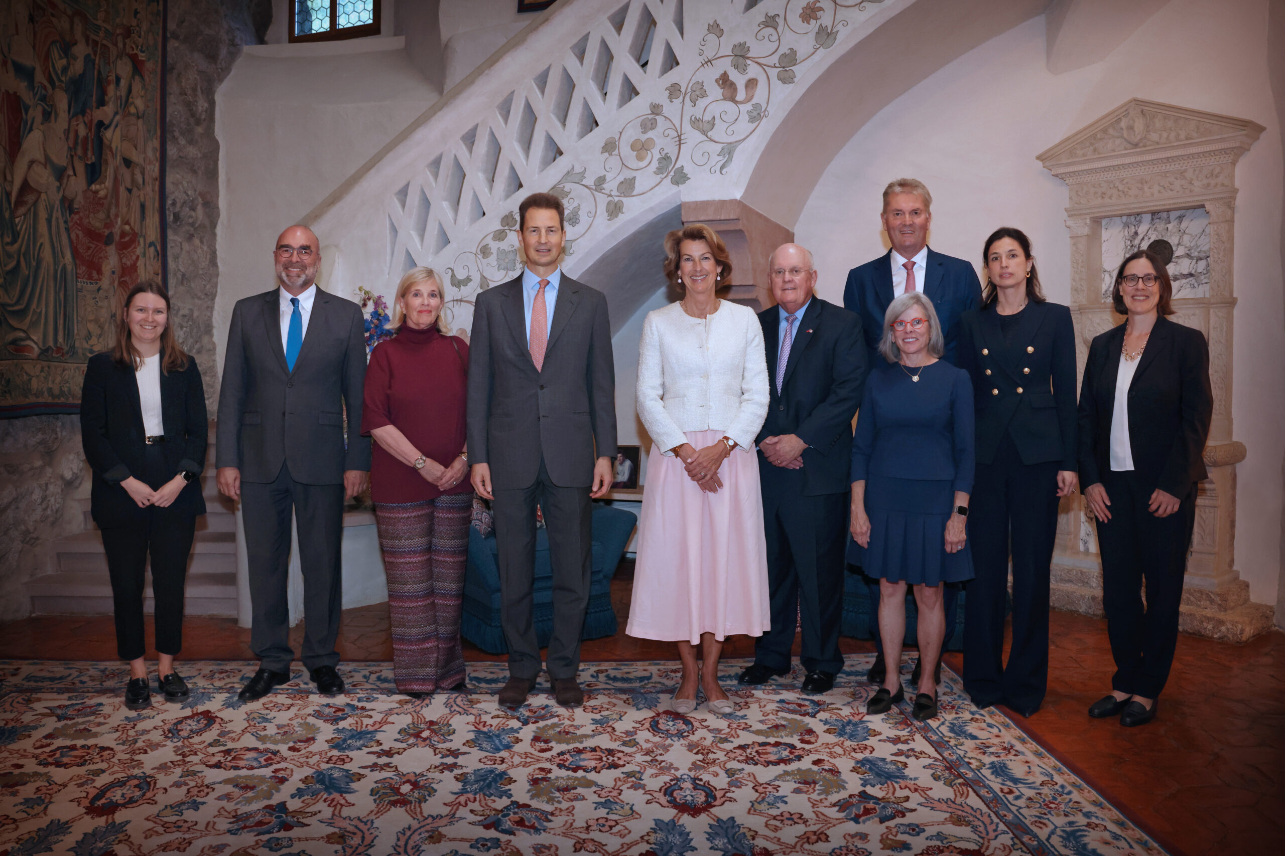 S.D. Erbprinz Alois von und zu Liechtenstein mit den Honorarkonsuln beim Empfang auf Schloss Vaduz. (Quelle: IKR/Roland Korner)