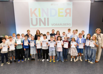 Die Kinder bei der feierlichen Sponsion mit Landesrätin Barbara Schöbi-Fink, FHV-Rektorin Regine Kadgien und Elisabeth Haas, Rektorin der Pädagogischen Hochschule Vorarlberg. Foto: Matthias Rhomberg