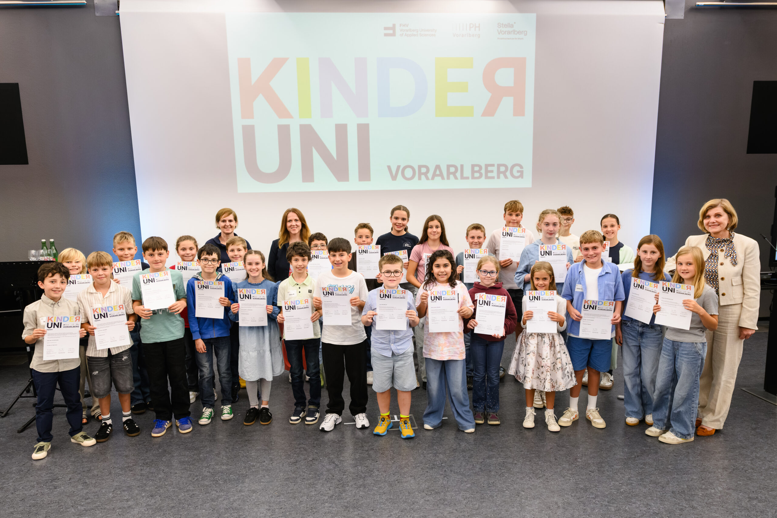 Die Kinder bei der feierlichen Sponsion mit Landesrätin Barbara Schöbi-Fink, FHV-Rektorin Regine Kadgien und Elisabeth Haas, Rektorin der Pädagogischen Hochschule Vorarlberg. Foto: Matthias Rhomberg