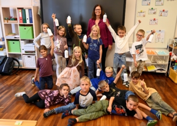 Bgm. Katharina Wöß-Krall mit Erstklässler:innen der Volksschule Markt. © Marktgemeinde Rankweil/Beatrix Spalt
