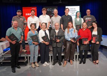 DECUS-Galaabend-2026_Geehrte_ÖRK“
Die Geehrten: (vorne v.l.n.r.) Roland Bereuter, Daniela Hartmann, Karin Burtscher, Georg Fraccaro, Christina Klingauf, Gülsen Nergiz Saskin-Sisman, Nicole Jennifer Hämmerle. (Hinten v.l.n.r.) Rocco Miggiano, Alexander Hartmann, Ege Yasar, Hans Innerhofer, Efe Yasar, Ronja und Armin Boschi. © Österreichisches Rotes Kreuz, Landesverband Vorarlberg